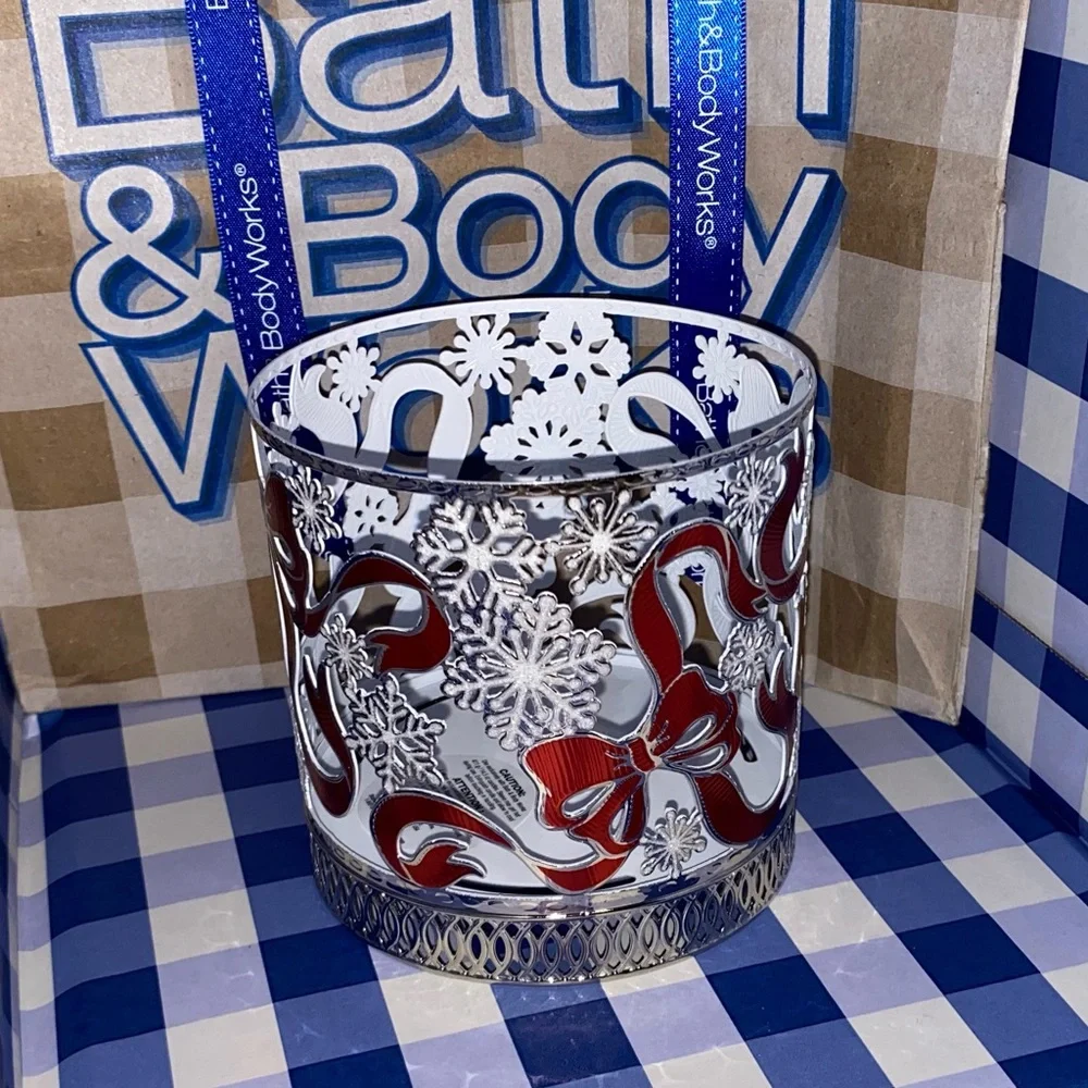 BATH AND BODY WORKS RED BOWS & SNOWFLAKES 3-WICK CANDLE HOLDER